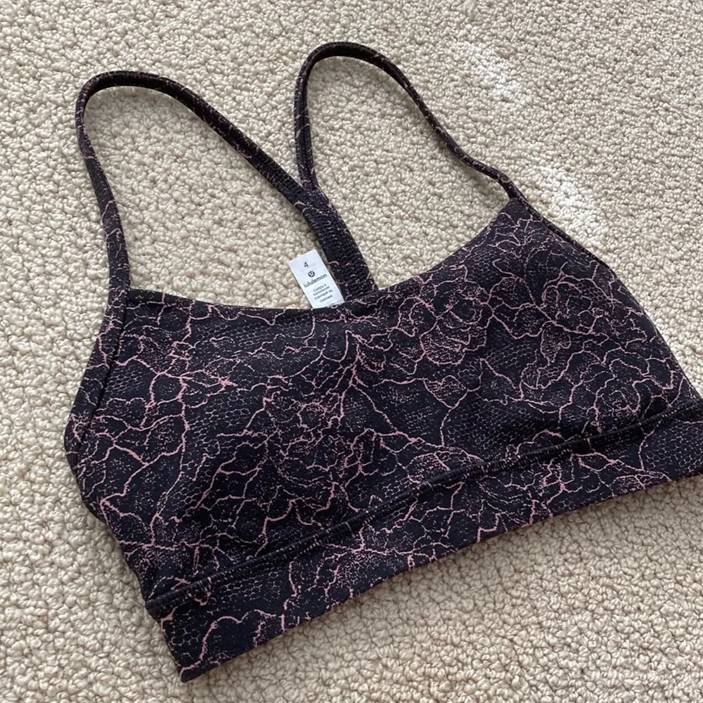 LULULEMON Flow Y Bra Nulu Spanish Rose Lacescape Pink Black Size 4 Soft Like New - Image 7
