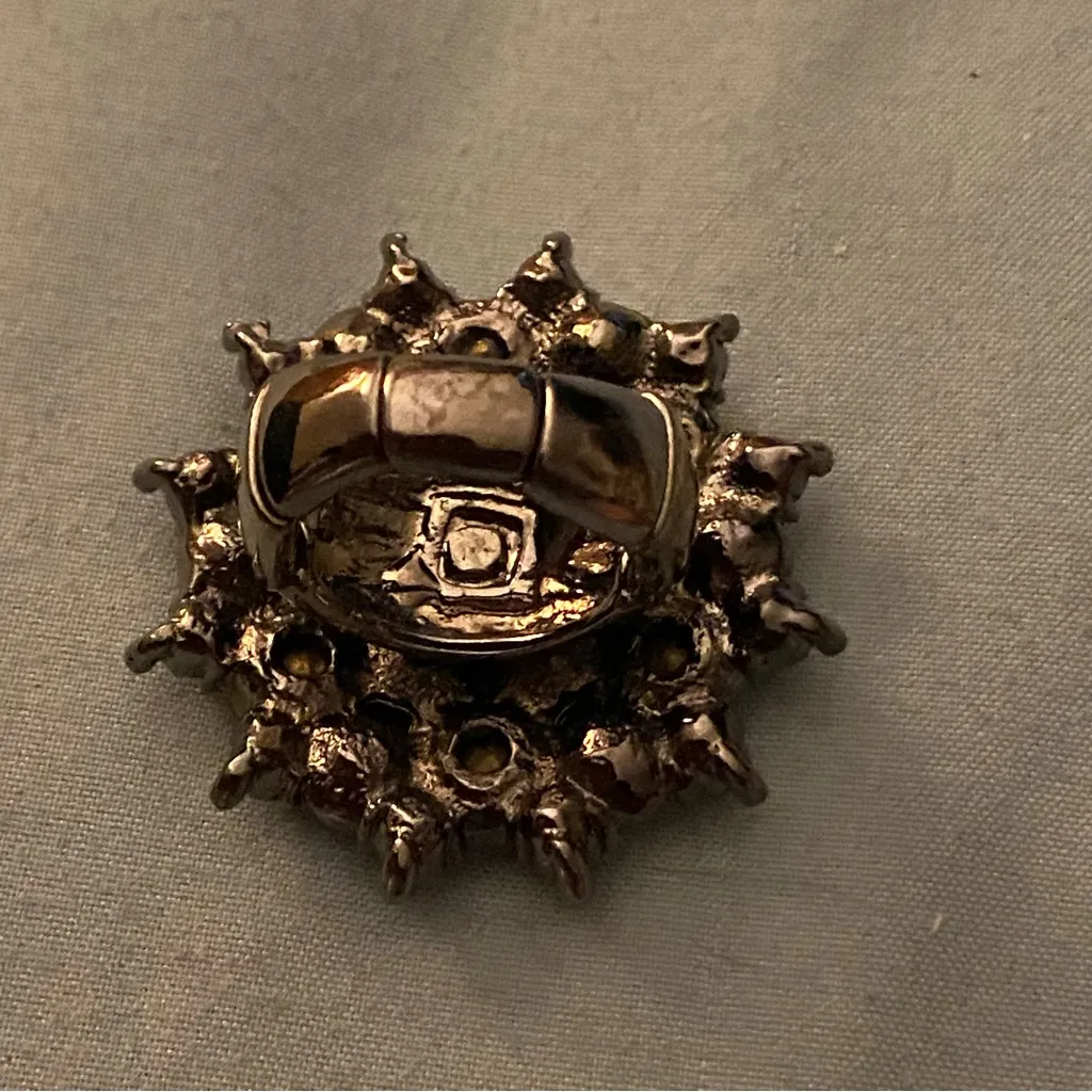 Vintage Finger Ring 1.5” Round Cluster Of Rhinestones Elastic Metal Adjustable Silver - Image 3