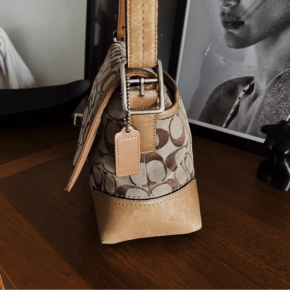 Y2K RESTORED COACH HAMPTON SIGNIATURE TAN SHOULDER BAG - Image 16