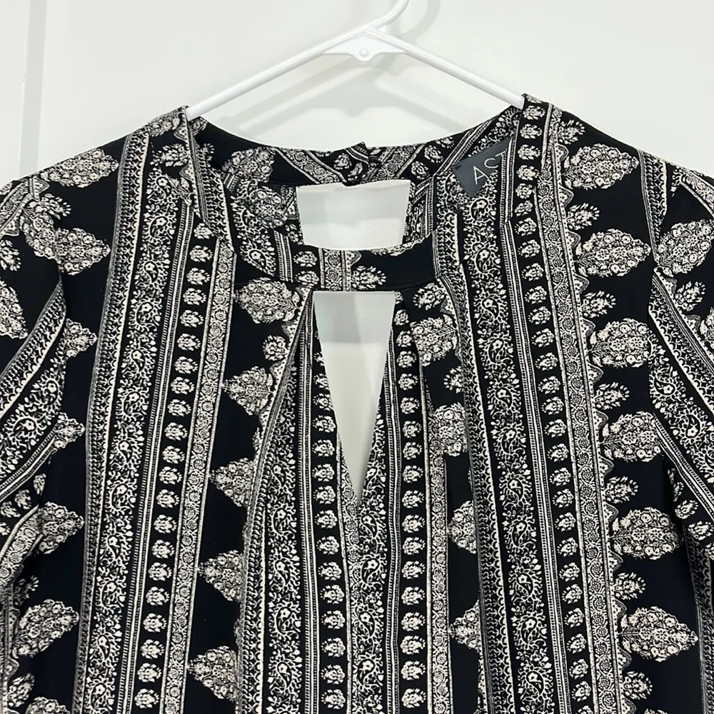 ASTR Long Sleeve Black and White Pattern V-Neck Romper - Image 3