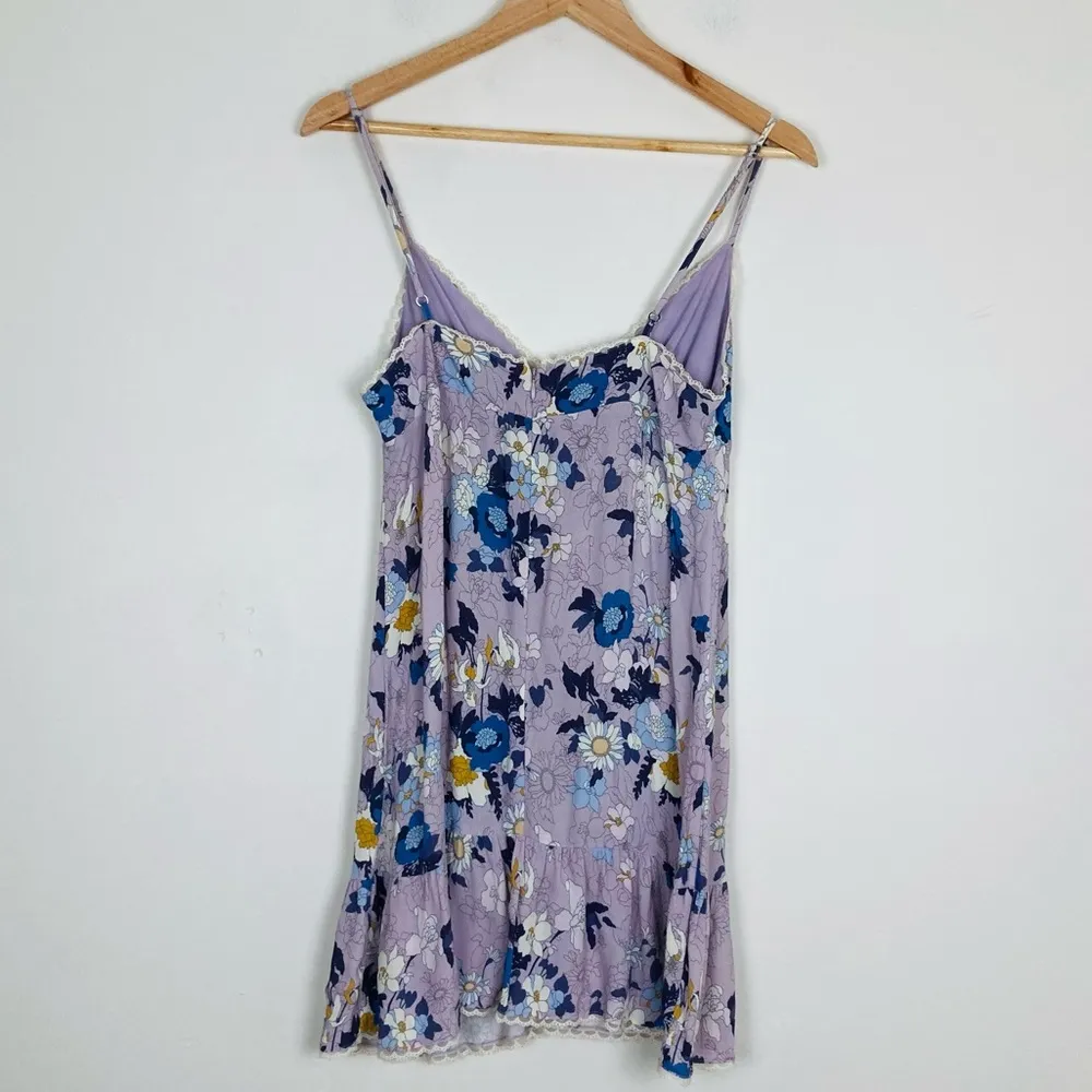 Aritzia Sunday Best Noah slip mini dress in light purple floral print. Size 6 - Image 7