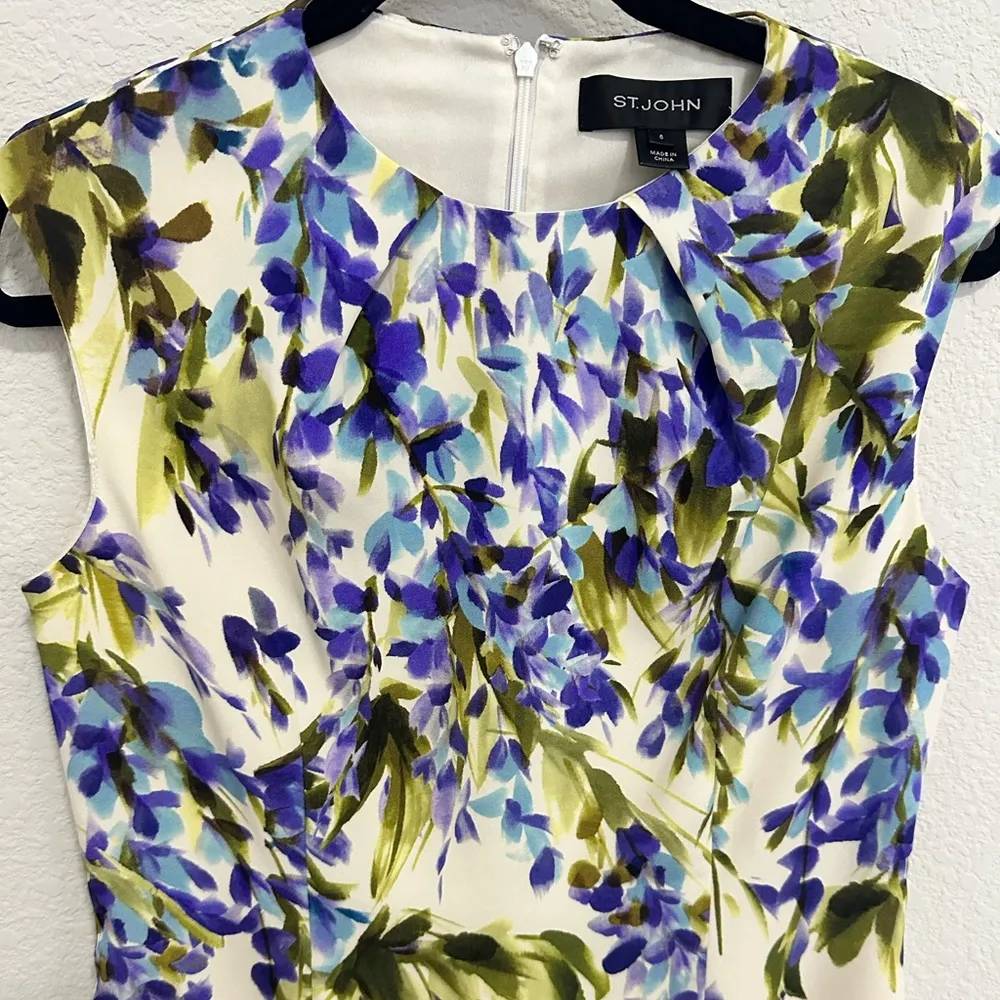 St. John Budding White and Purple Floral Print Stretch Sheath Silk Dress Size 8 - Image 5