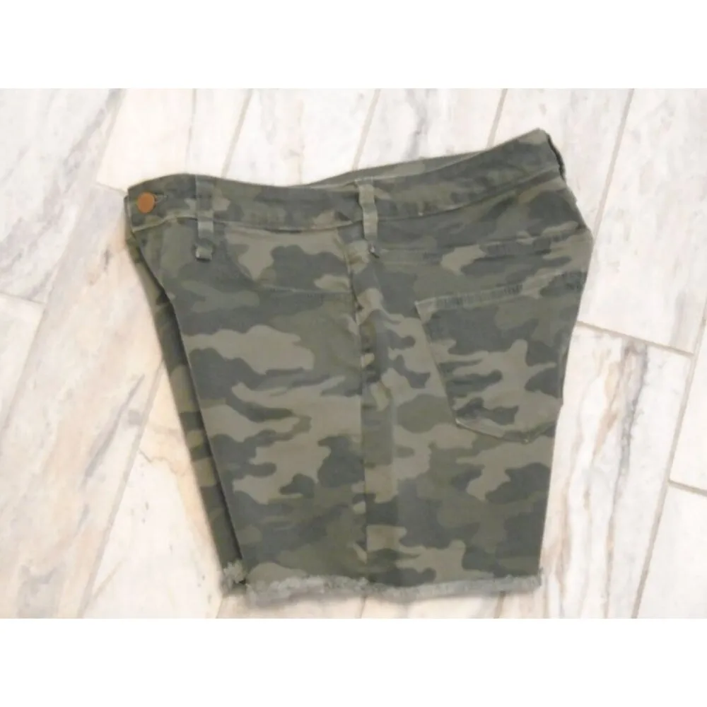 NEW Universal Thread women's size 6 28" waist High Rise Midi Green camo shorts - Image 6