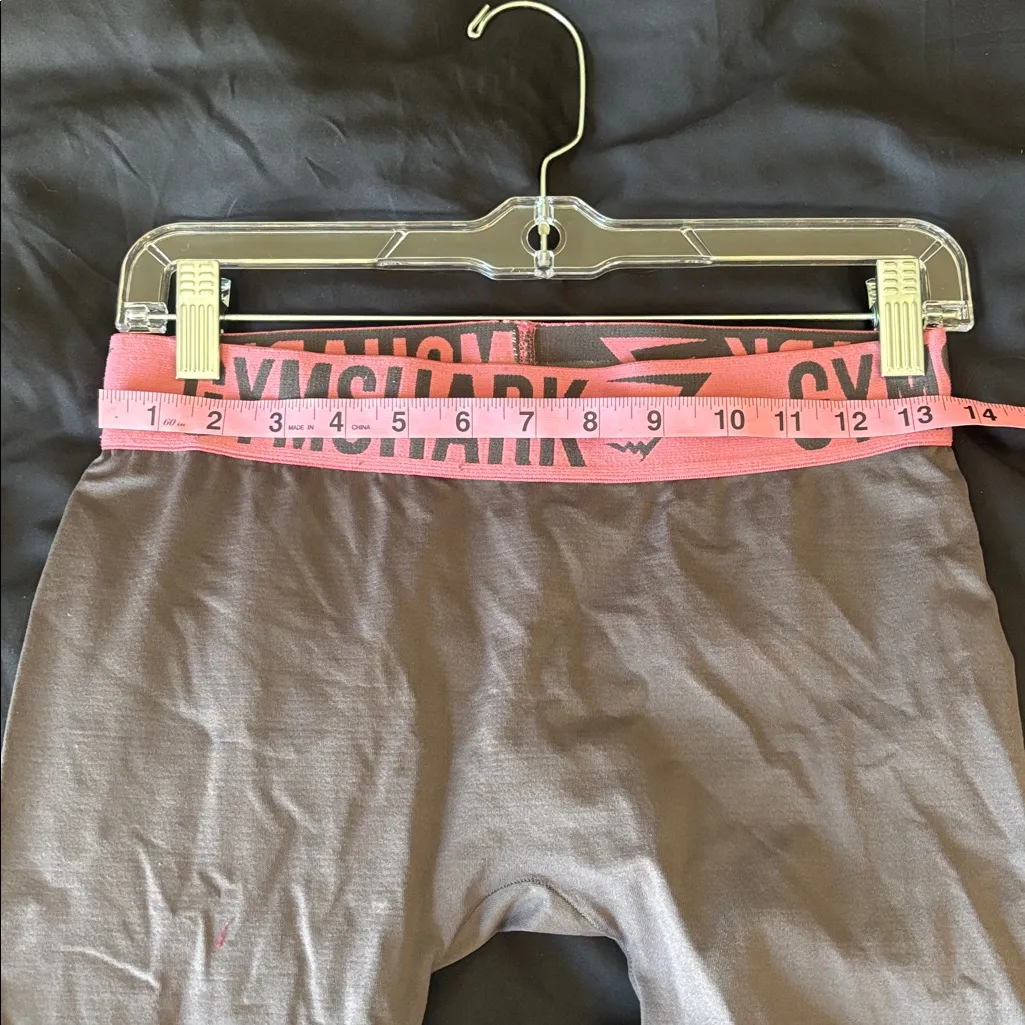 Gymshark fit seamless leggings size small charcoal grey with a pink waistband - Image 6