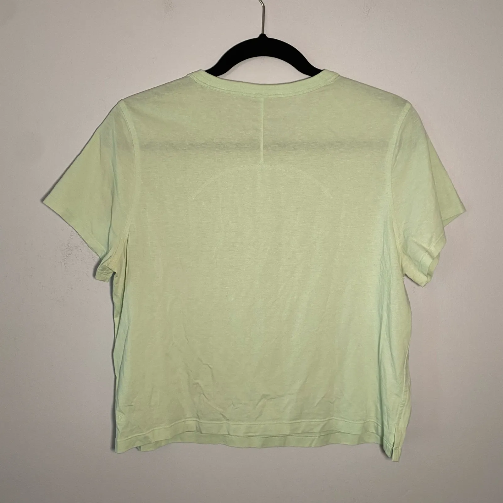 Lululemon Large Mint Green Cropped Short Sleeve Shirt Athleisure Women's size 10 - Image 5