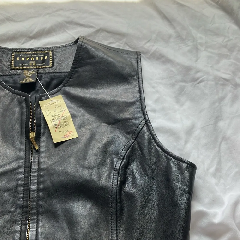 Express: Vintage Black 100% Leather Vest- M- gold tone- has wear on zippers - Image 9
