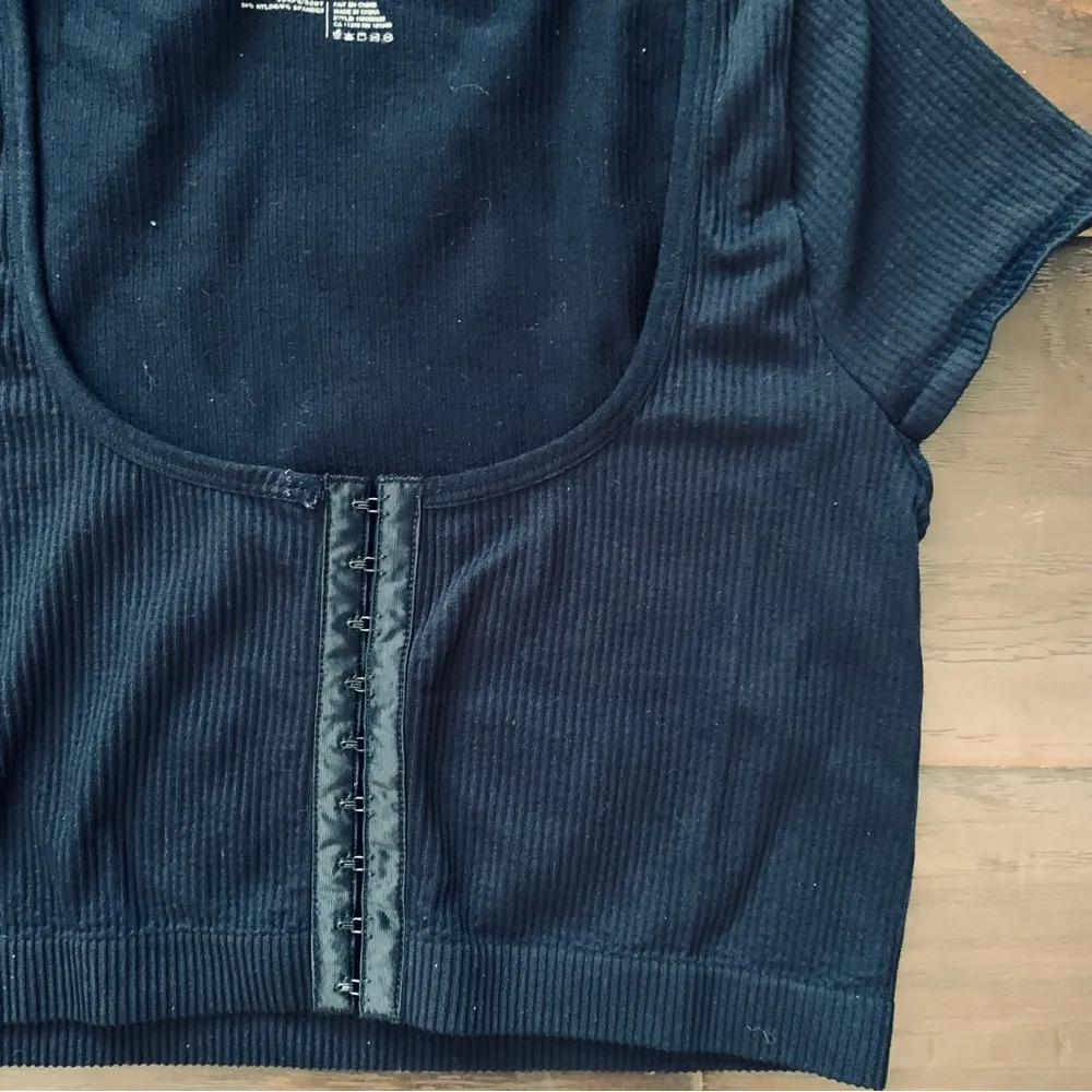 Garage Clothing Women’s Black Ribbed Scoop Neck Corset Fastener Crop Top Size: M - Image 5