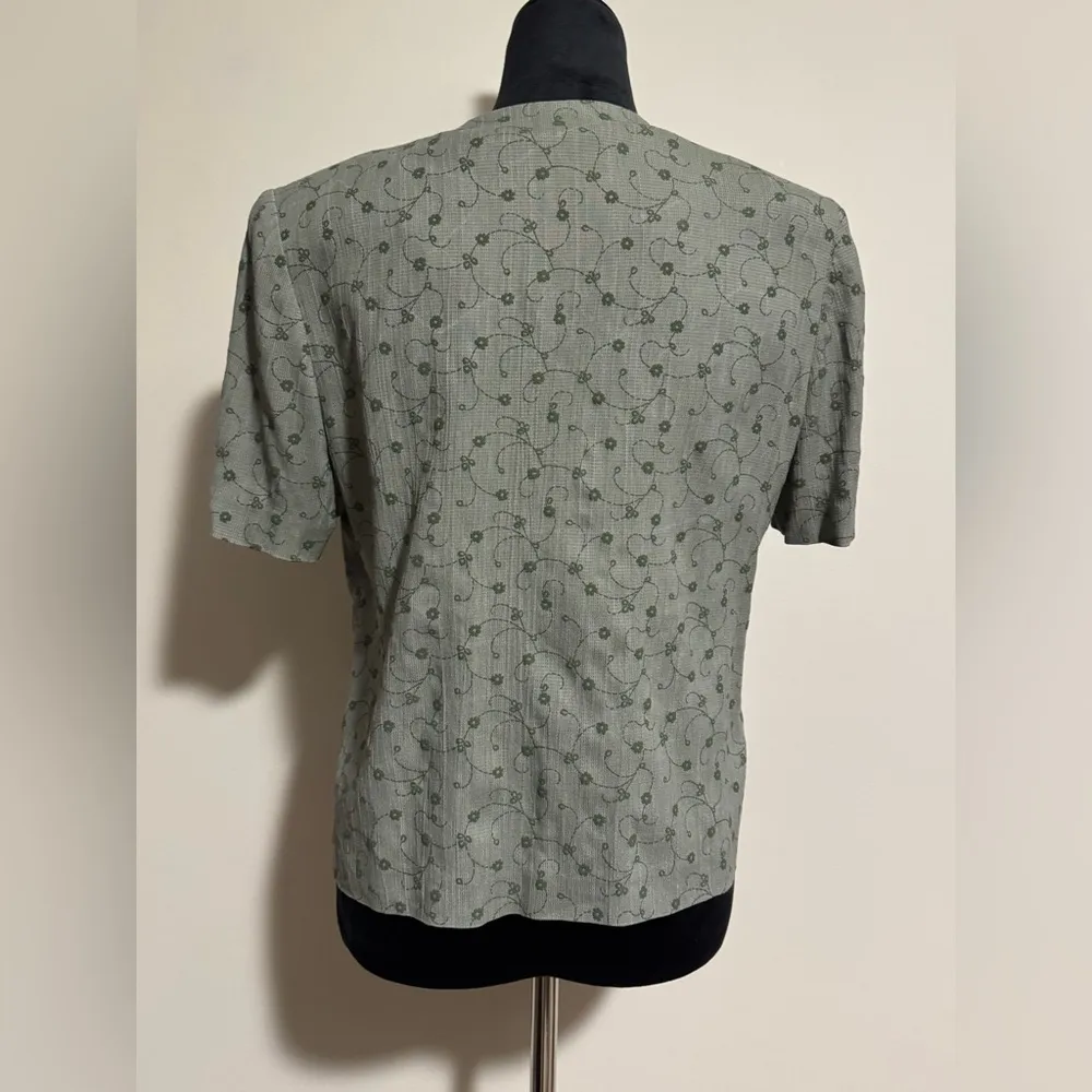 EUC R&M Richards Green Embroidered Floral Short Sleeve Blouse size 8P - Image 5