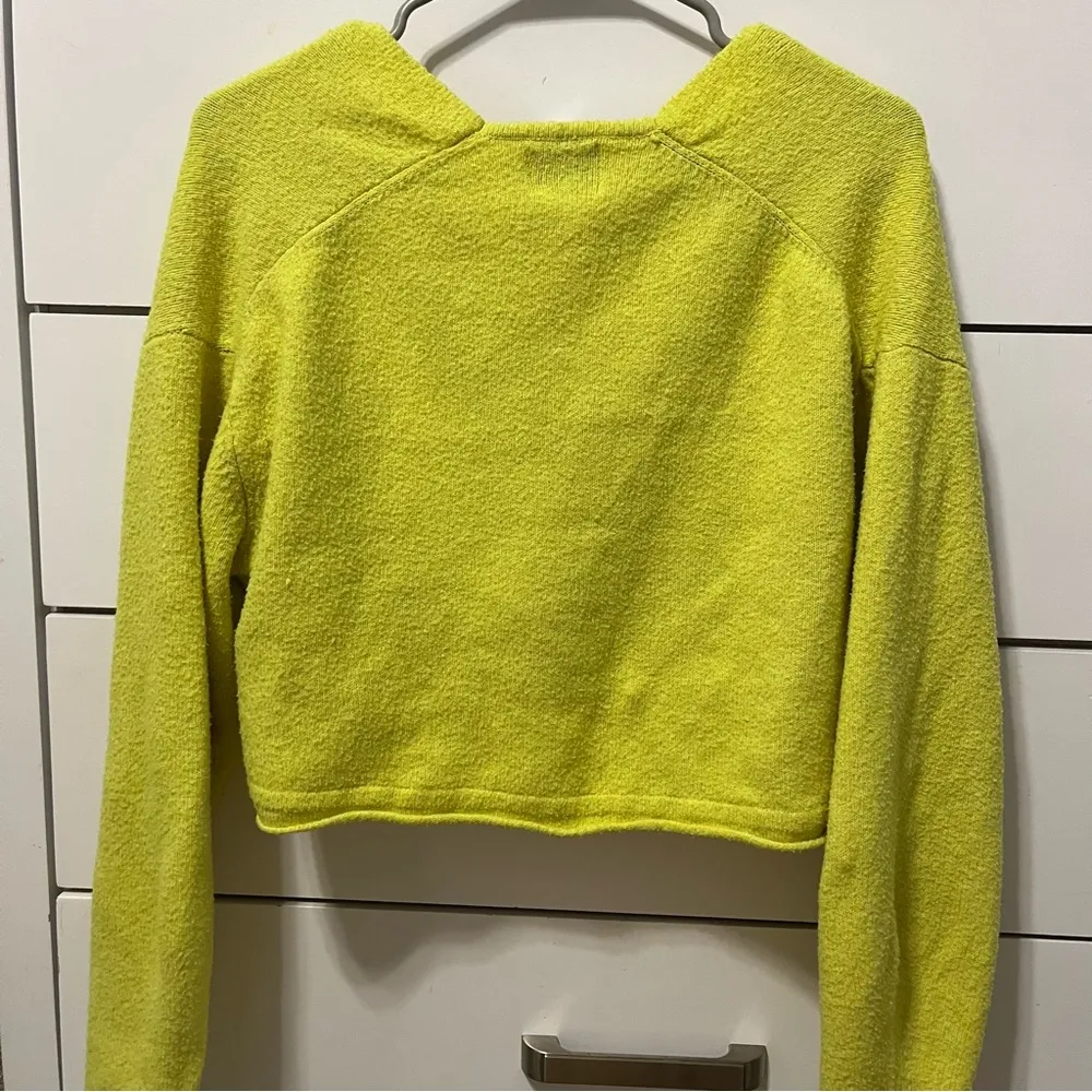 BDG Valeria Cropped V-Neck Sweater Yellow - Image 3