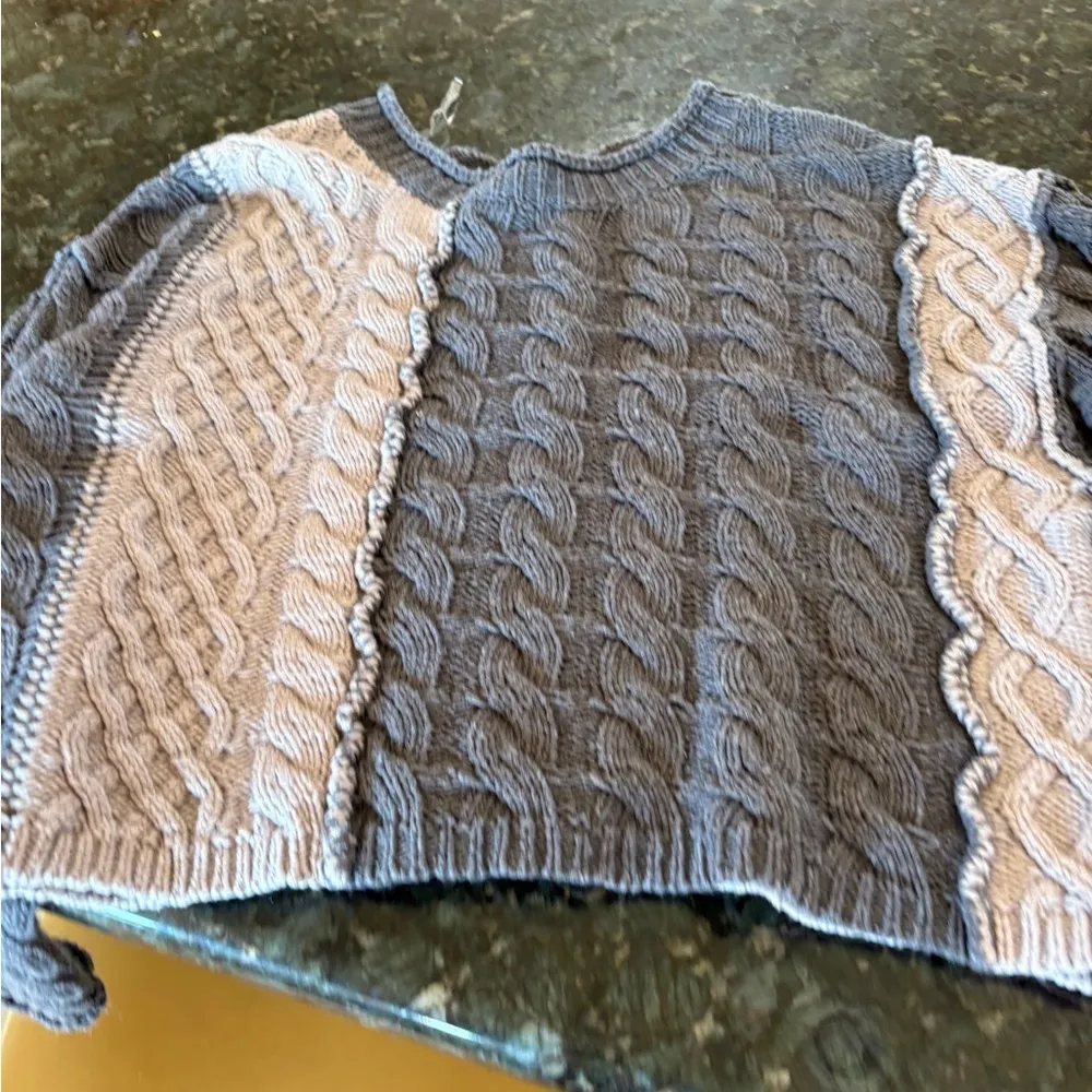 POL  Chunky Cable Knit Sweater in Gray and Cream - Image 3
