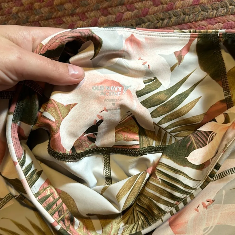 NWOT OLD NAVY ACTIVE POWERSOFT PALM LEAF FLOWER PRINT BIKE SHORTS W POCKETS - Image 2