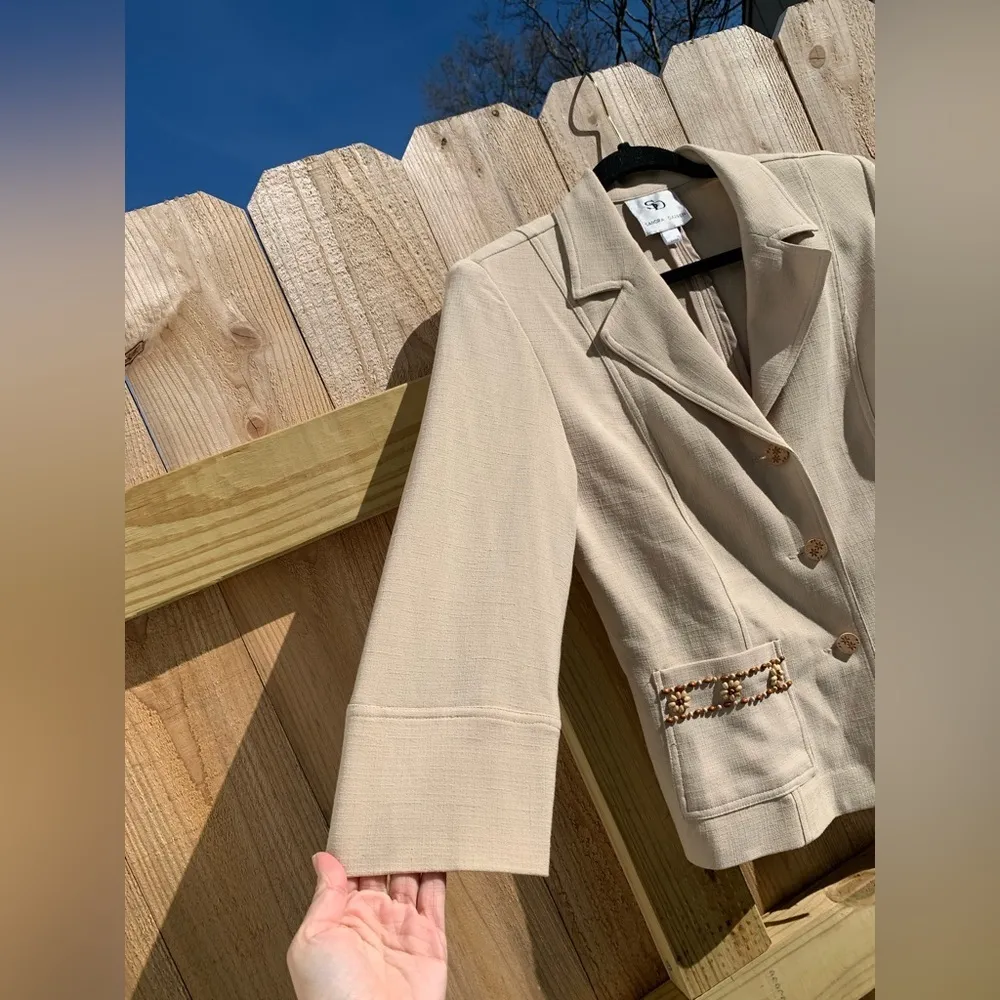 Sandra Darren Button Beige Blazer Wood Bead Embellished Stretch Fabric Size 8 - Image 4