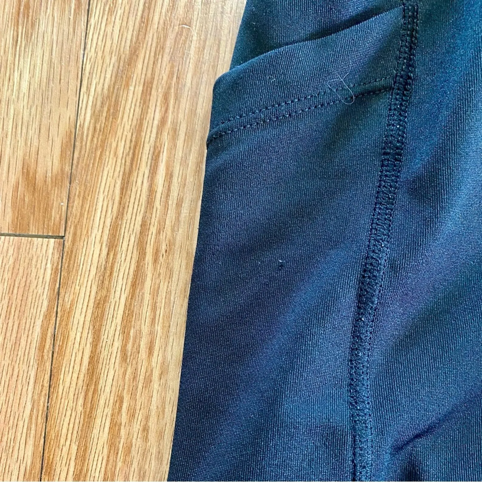 BCBGMaxAzria Black Capri Athletic Leggings Womens Large - Image 4