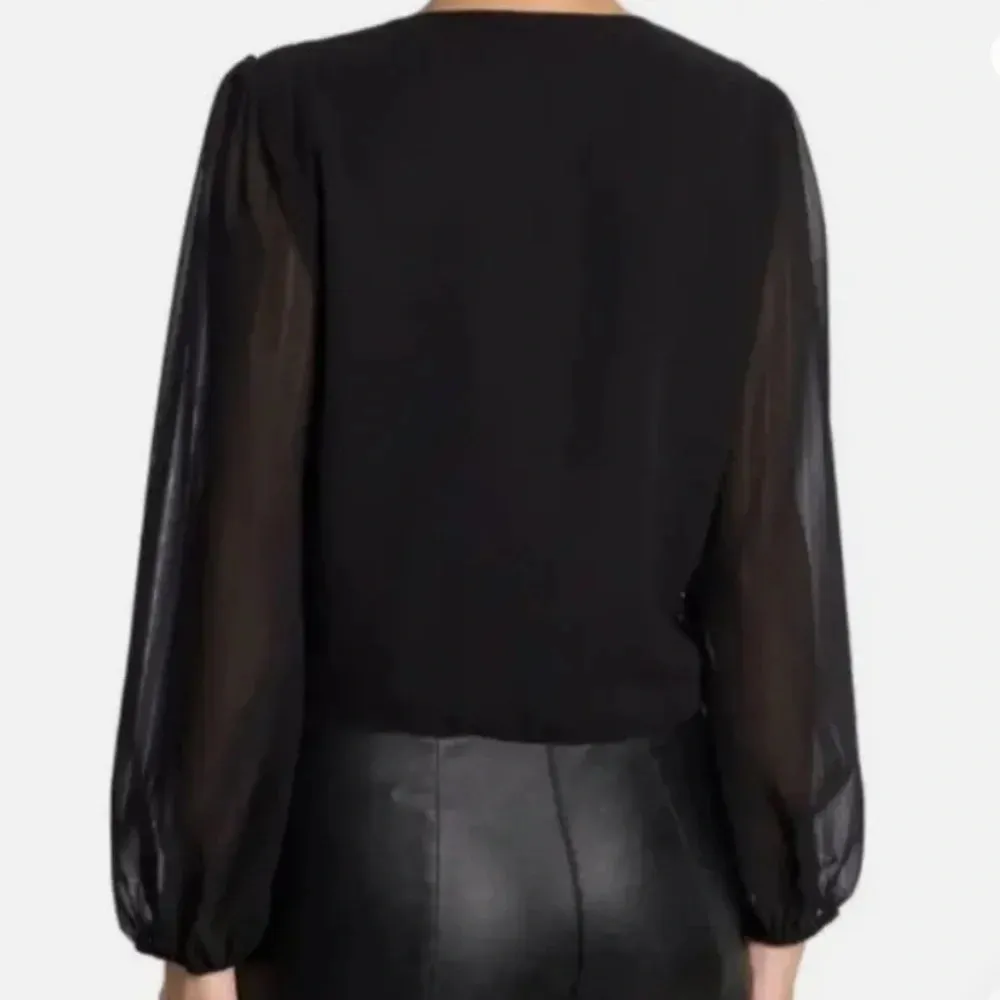 WAYF BLACK TIE FRONT BLOUSE - Image 2