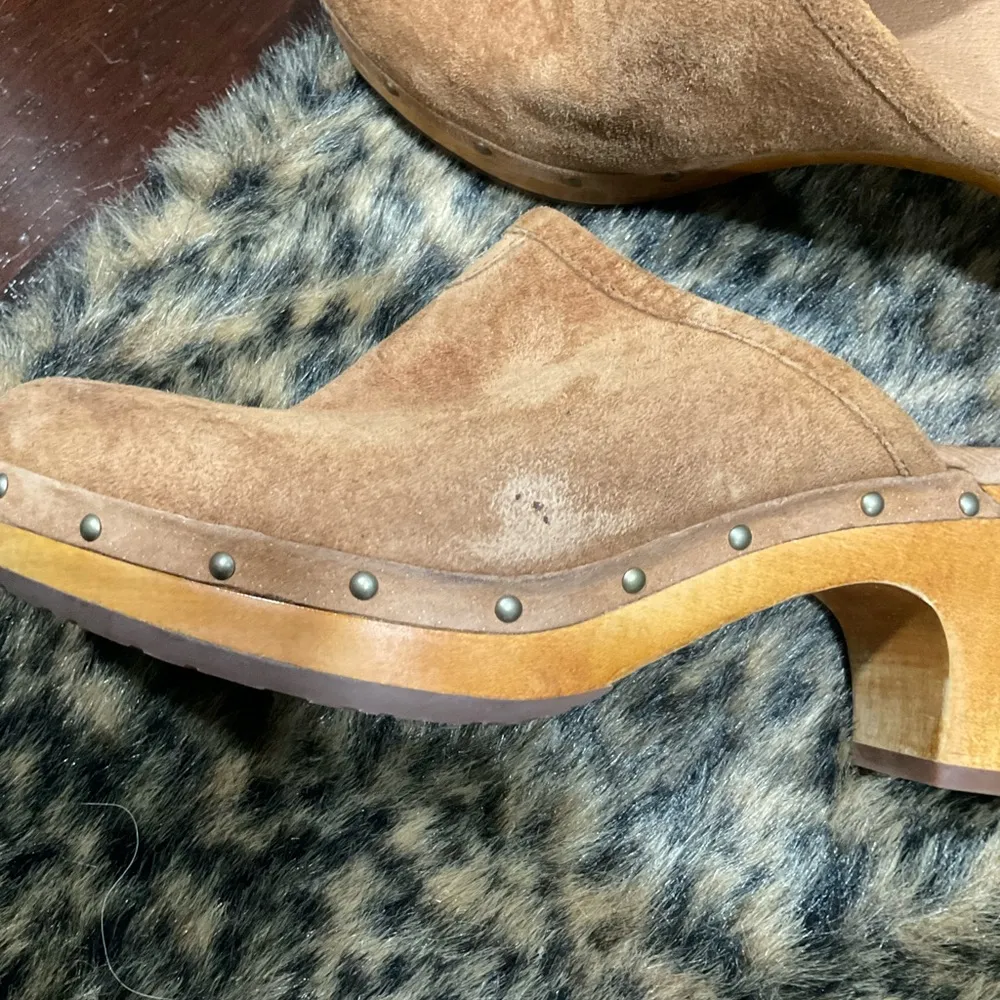 UGG ABBIE CHESTNUT SUEDE CLOGS - Image 10