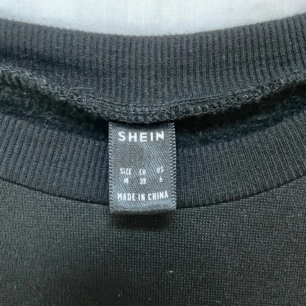 SHEIN Cartoon Graphic Thermal Lined Oversized Sweatshirt - Image 4