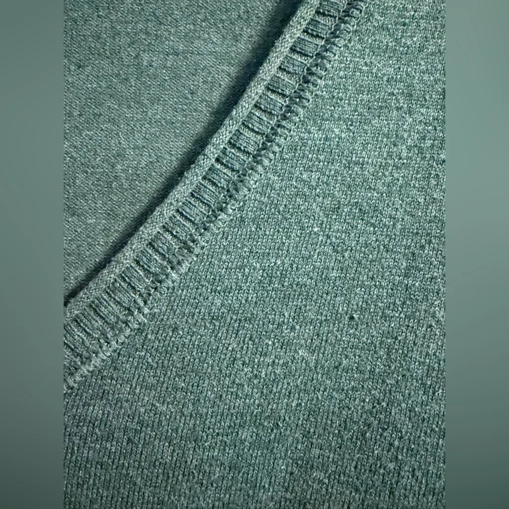 SO - Fitted Green V-Neck Sweater (VGUC) Medium - Image 3