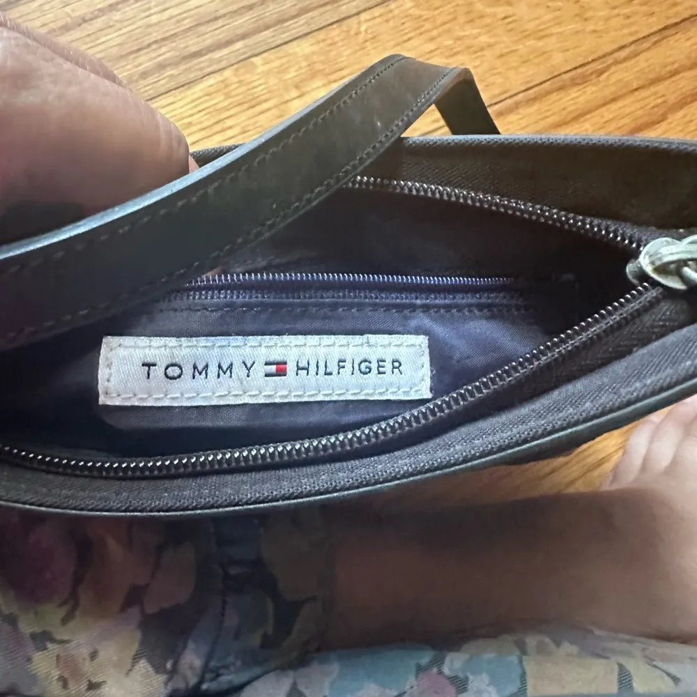 Tommy Hilfiger Black Shoulder Purse - Image 7