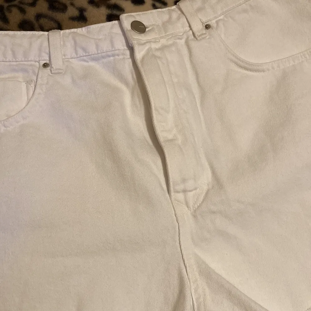 ZARA Shorts White Jean Shorts Women’s Size 12 Distressed Edging Side Slit Shorts - Image 2