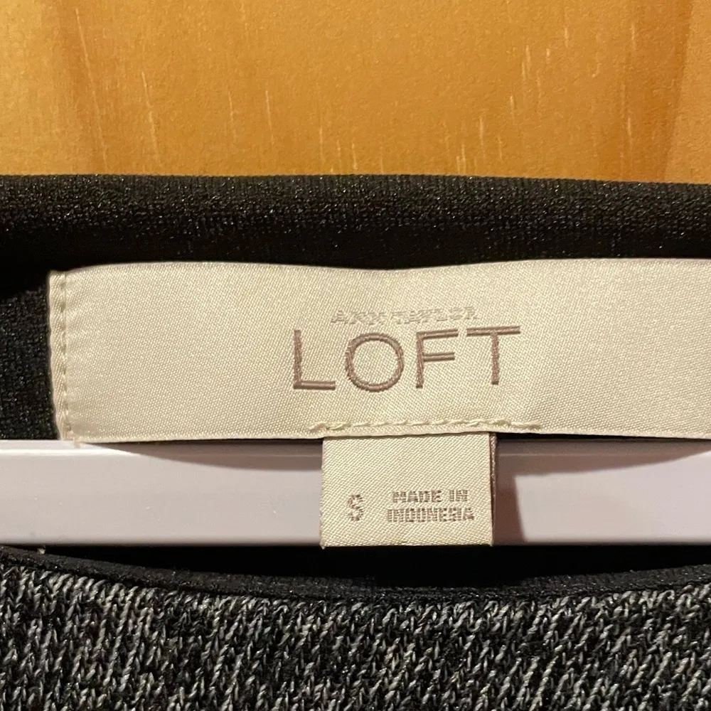 Ann Taylor Loft gray dress cinched waist left side long sleeve knee length - Image 3