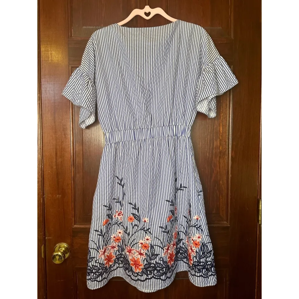 Westport Size 4 Blue & White Striped dress w. Bell sleeves and floral embroidery - Image 11