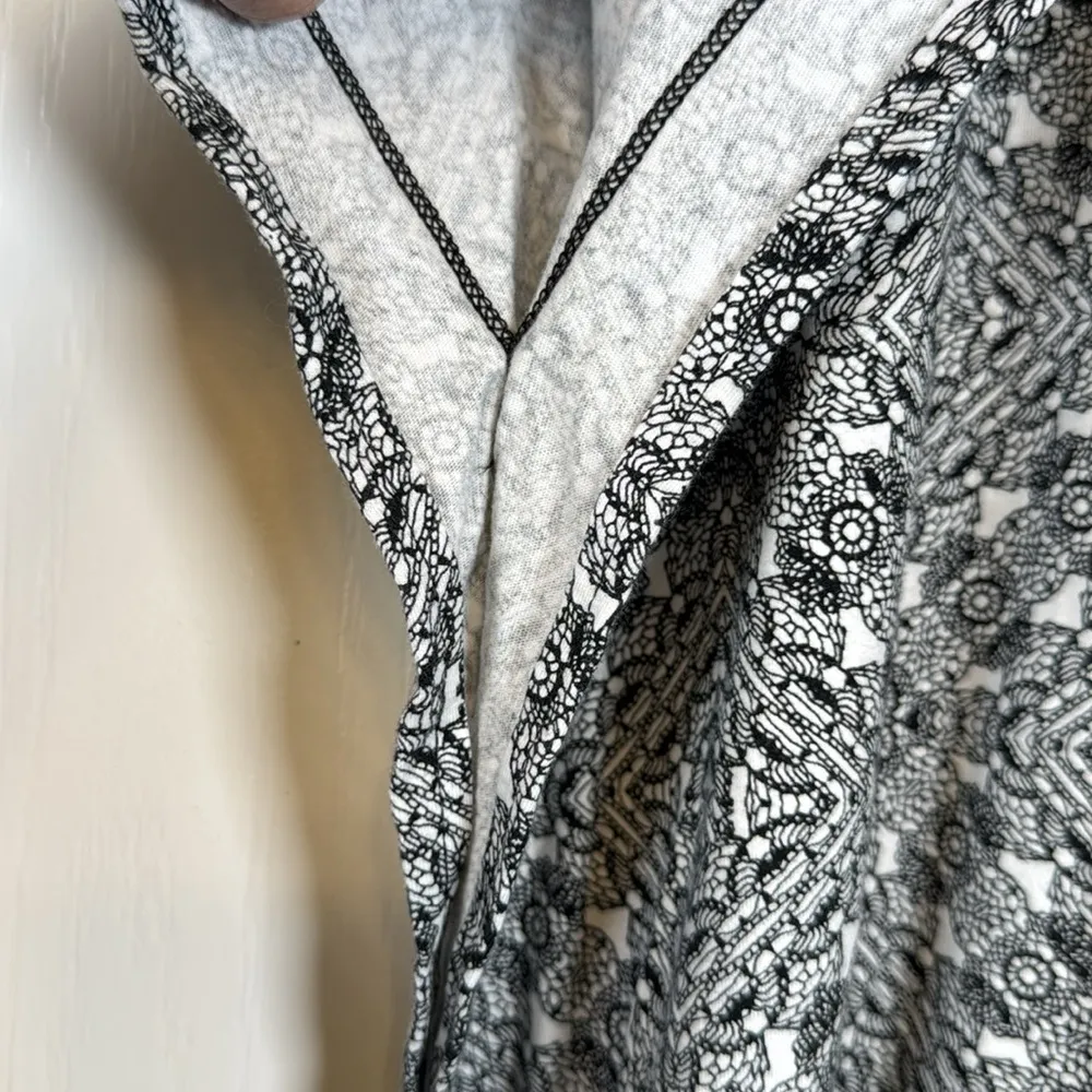 Plus Size Cacique White Black Geometric S/S Blouse Size 18/20 EUC #2521 - Image 3