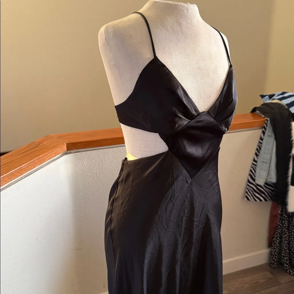 Zara cut out satin maxi
Dress black size medium - Image 6
