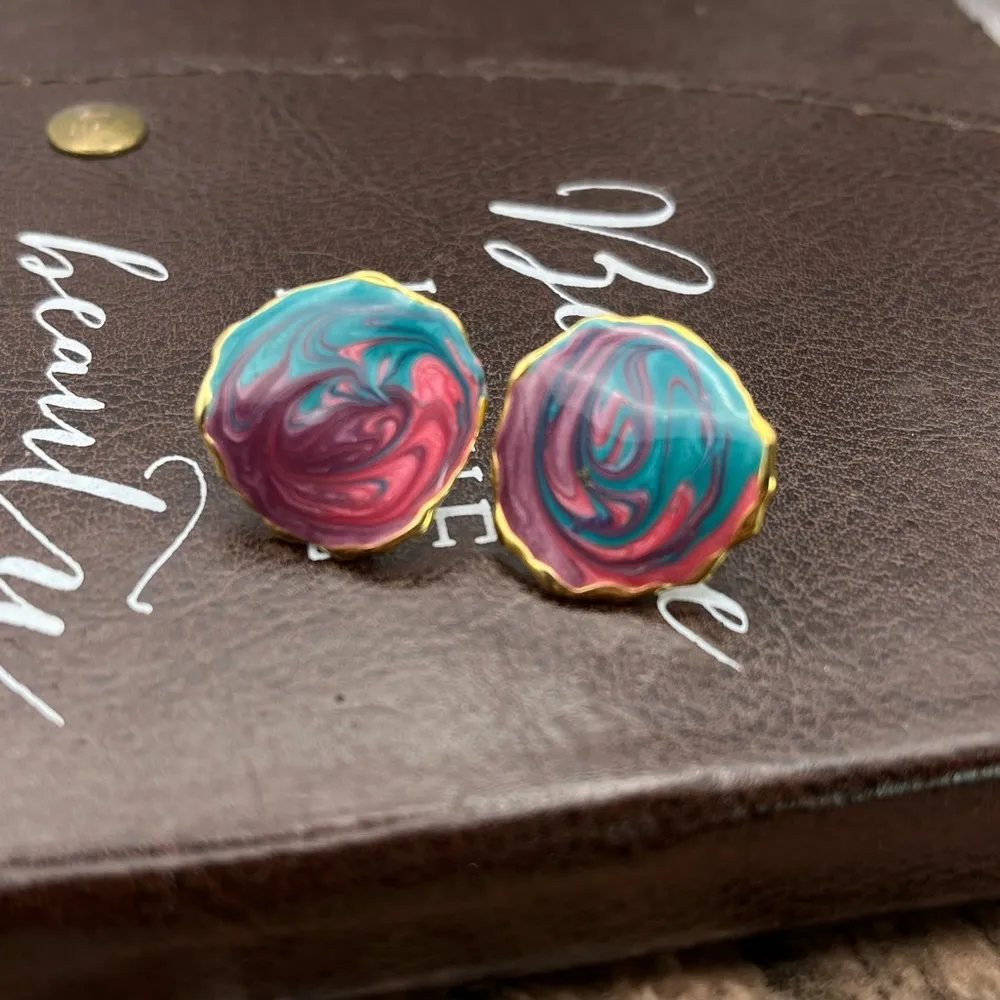 Vintage 1990s Pastel Paint Swirled Gold Tone Enamel Circle Stud Earrings - Image 2