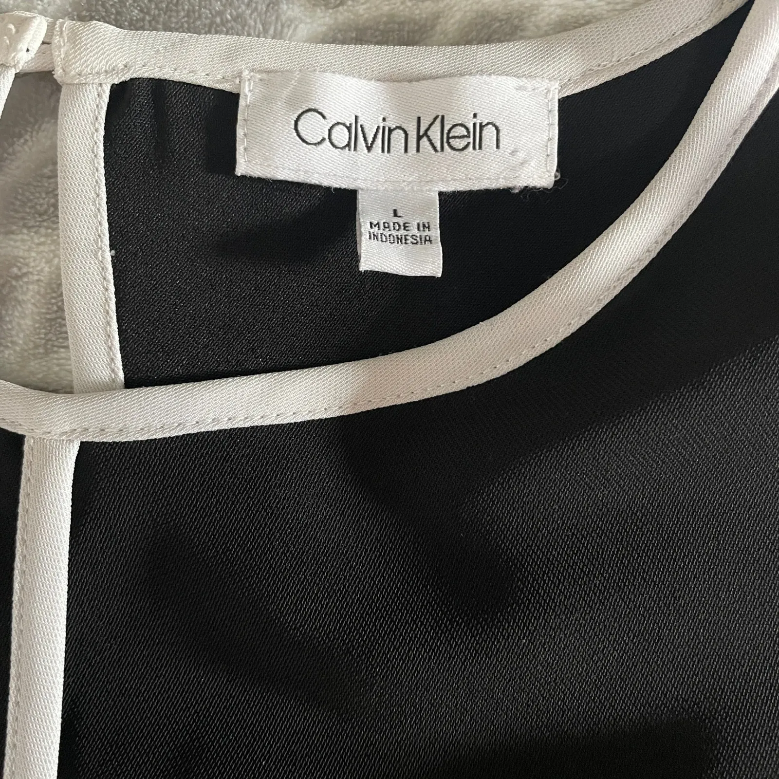 Calvin Klein Sleeveless Button Shoulder Blouse Large Black White Piping Career - Image 4