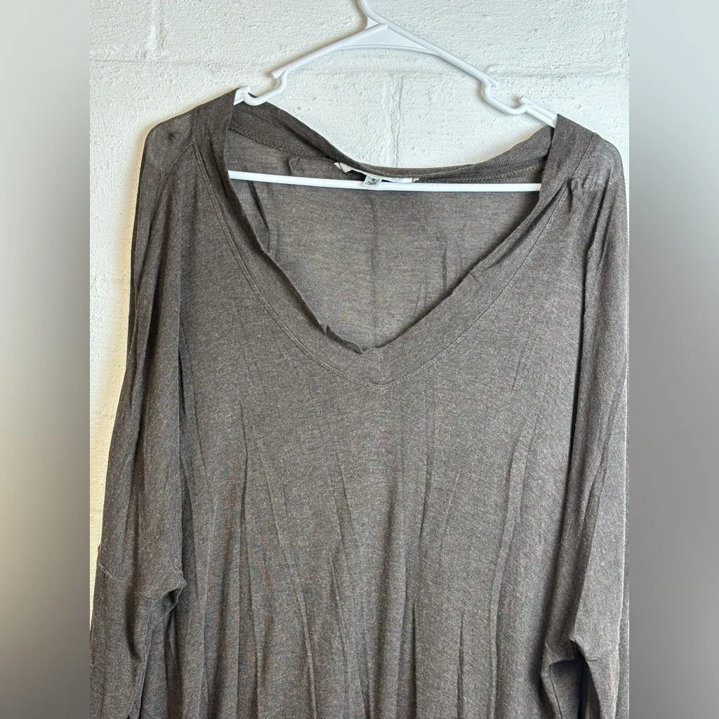 Cabi Lightweight Brown Casual Vneck Long Sleeve Sharkbite Hemline Top Size Small - Image 2