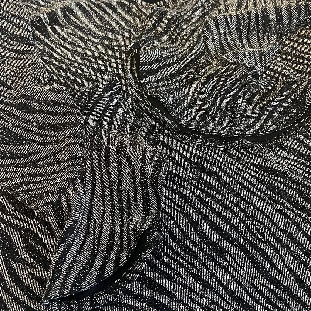 Karen Kane Metallic Zebra Print Ruffle Sleeve Blouse Silver/Black Size Med NWT - Image 9
