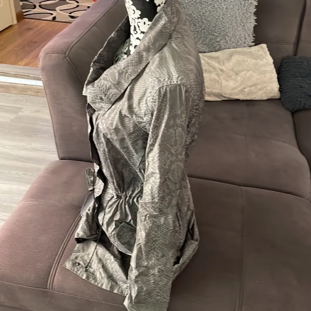 SIMPLY VERA VERA WANG Gray Animal Print Light Trench Coat Size XS - Image 4