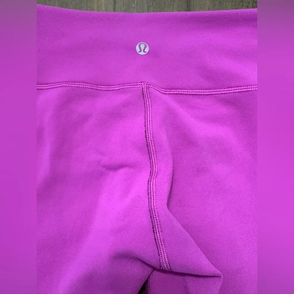 Lululemon Reversible Cropped Leggings - Size 4 - Black & Pink - Image 6