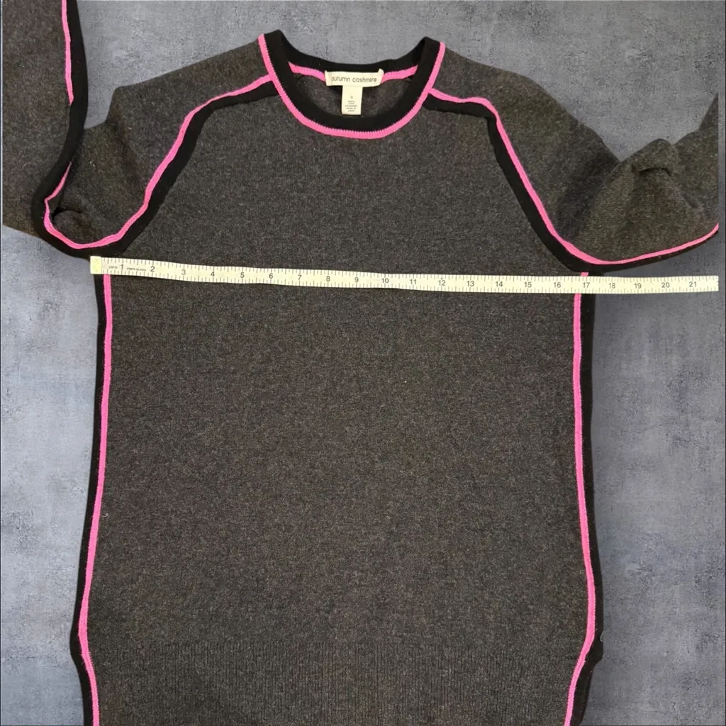 AUTUMN CASHMERE Sheepskin on 🔺hem. Cashmere Raglan Sweater Charcoal/Pink Size S - Image 6