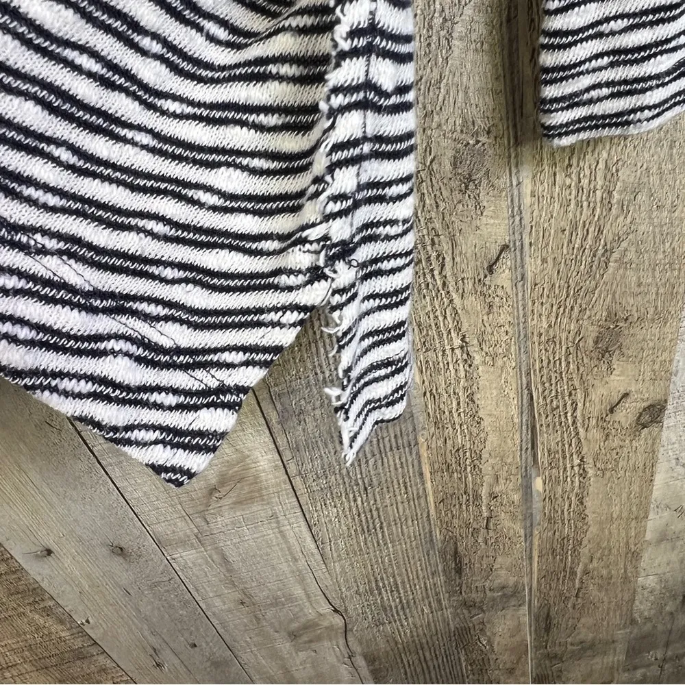 Lucy & Laurel Sz XS Black & White Striped Lightweight Knit Sweater Raw E… - Image 7