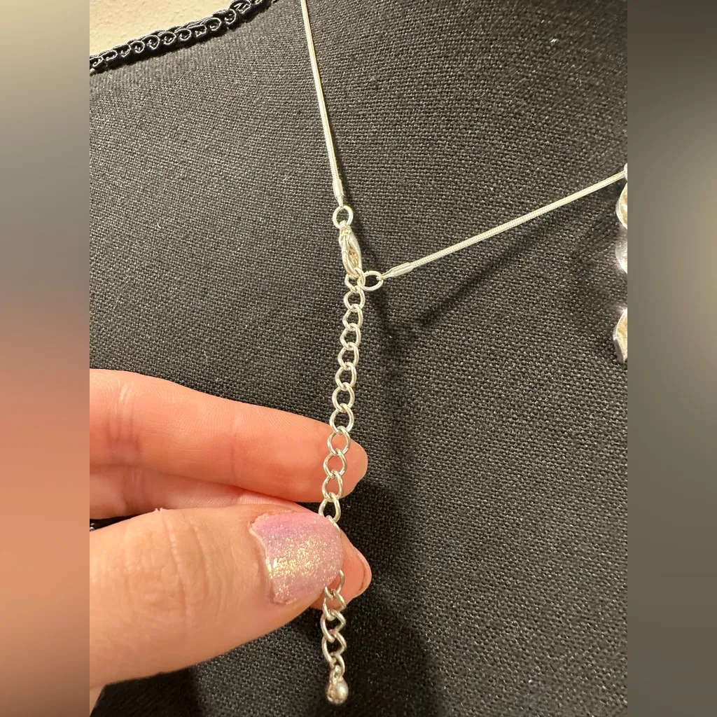 Elegant Silver Twisted Pendant Necklace - Image 5