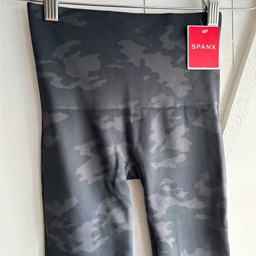 SPANX Seamless Leggings Black Camo Size S - Image 9