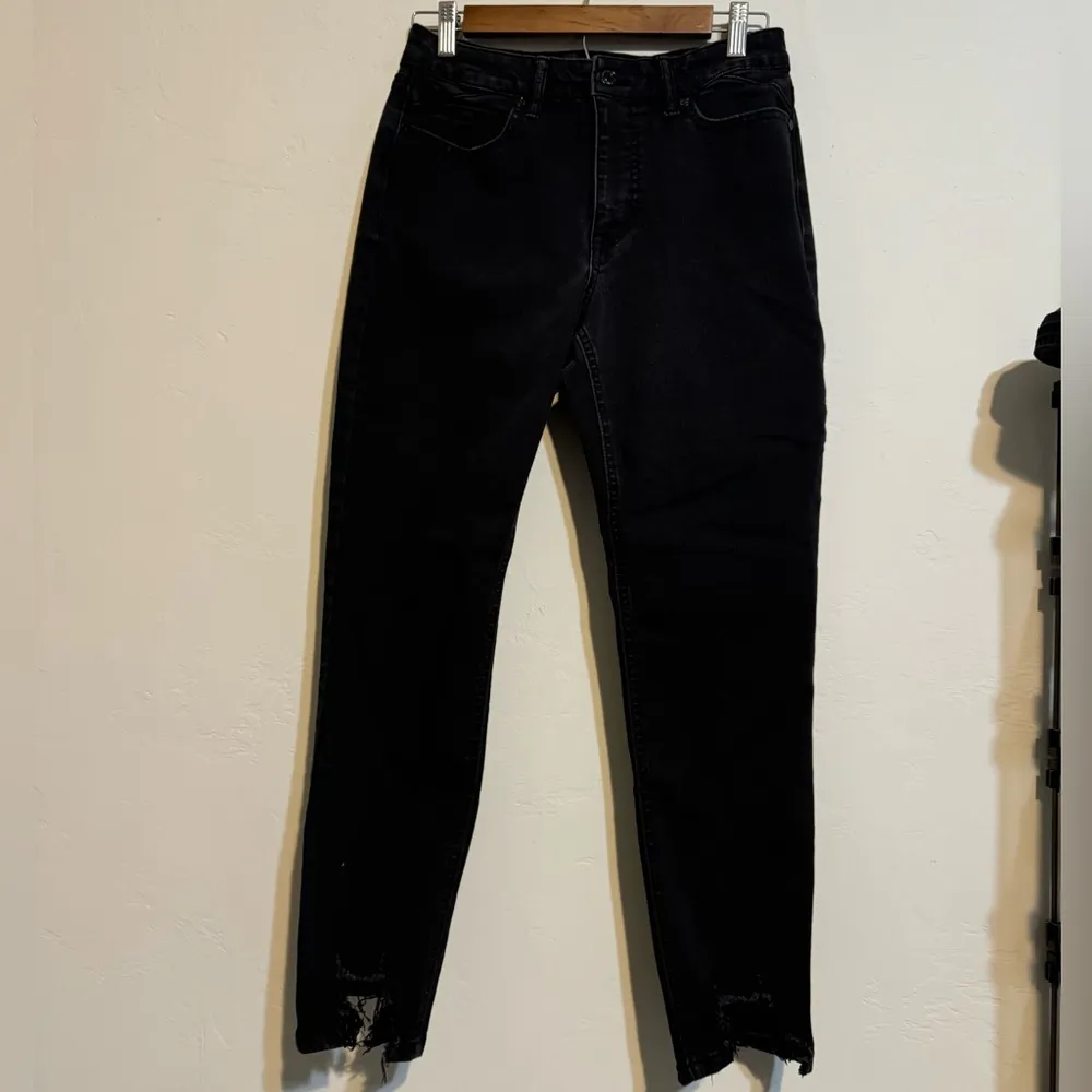 Sofia Jeans Women's Adora Curvy Girlfriend High Rise Chew Hem Jeans (4) Black - Image 5