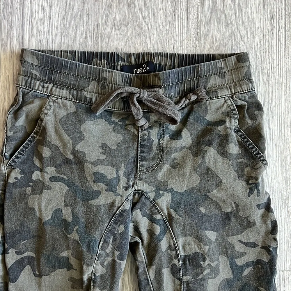 Rue 21 Camo Jogger Pants Size Small - Image 2