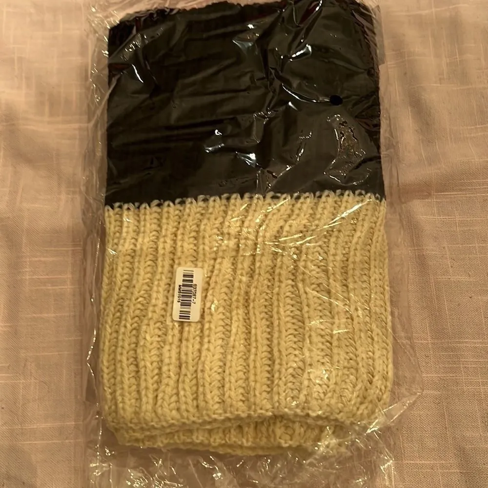 NWOT black and cream knit infinity scarf dress up any outfit while keeping warm - Image 7