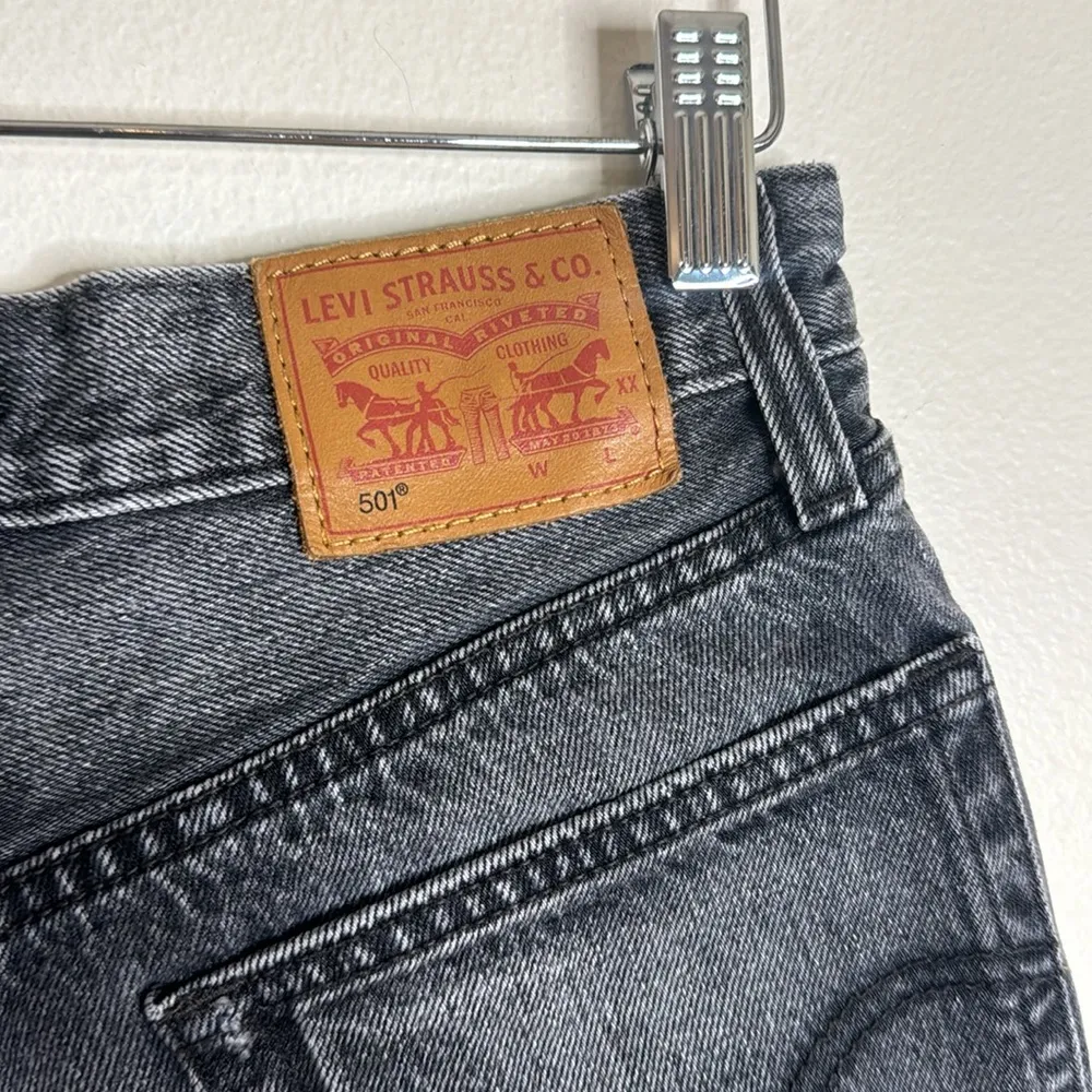 Levi’s 501 distressed black denim cut off shorts size 24 western Y2K booty - Image 7