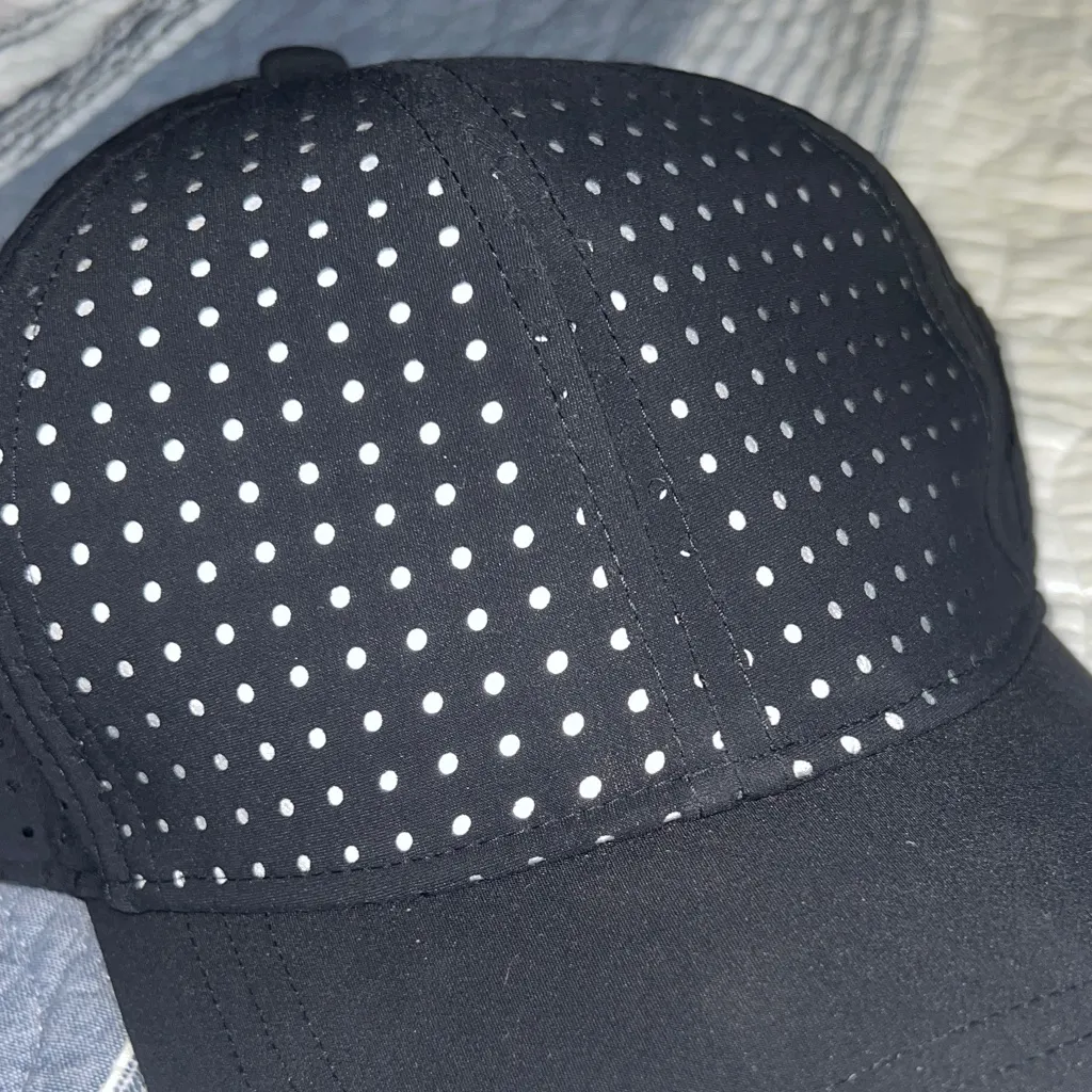 Lululemon black/reflective baller cap, NWOT - Image 2
