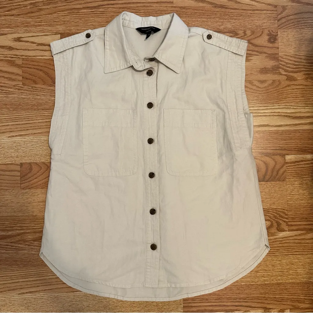 Banana Republic Cream Sleeveless Button Down Shirt - Image 4