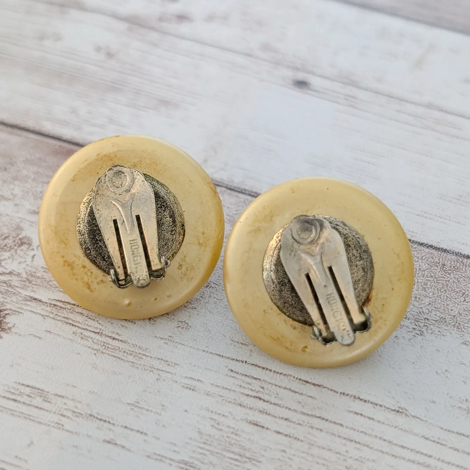 Vintage Clip On Earrings Very Yellowy/Golden Cream Retro - Image 10