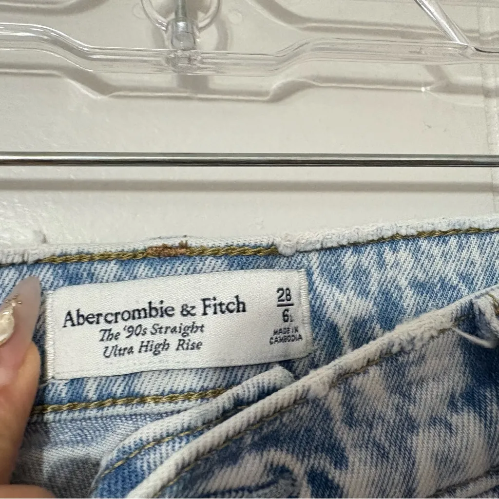 Abercrombie & Fitch 90’s Straight Ultra High Rise Jeans Light Wash Size 6 / 28 - Image 3