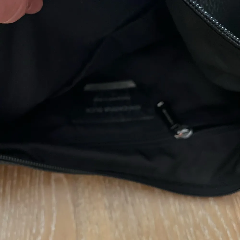 Mandarina Duck gently worn black leather bag with double strap - Image 13