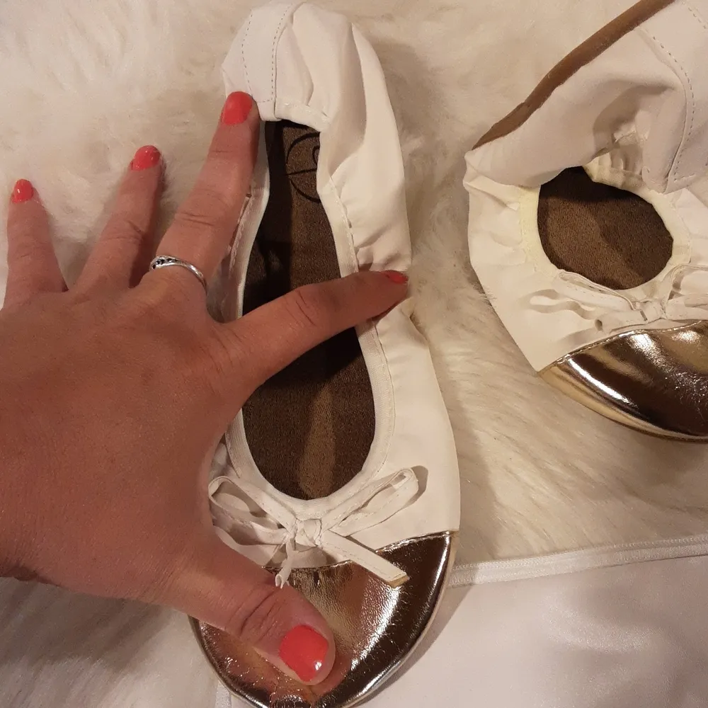 NWOT Talaria Bendable Ballet Flats White Gold Size 8 - Image 3