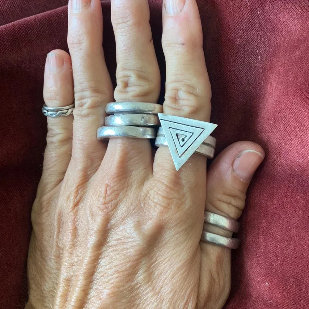 Sterling silver rustic triangle ring - Image 4