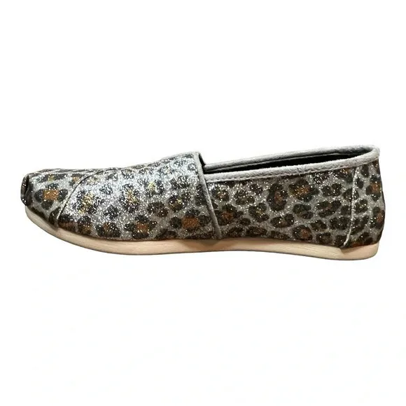 TOMS SILVER GLITTER CHEETAH PRINT SLIP-ON FLAT SHOES WOMEN'S SIZE‎ 6 - Image 2