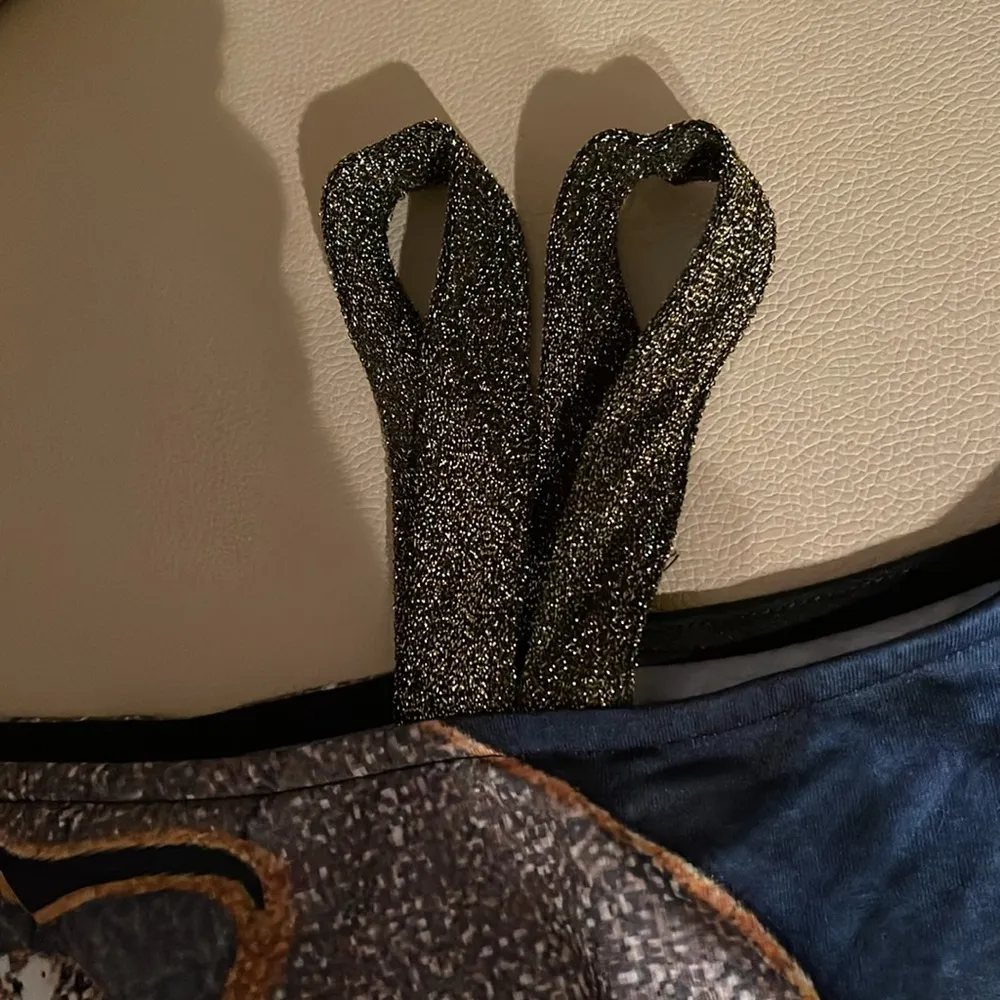 NWT Off the shoulder Gorgeous Dressy Top with Bronze Metallic on Shoulders Small - Image 2